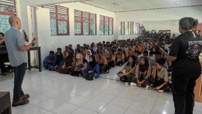 
					Suasana para siswa dan guru SMKN 1 Mimika mengikuti kegiatan edukasi keselamatan pengguna jalan di area Kuala Kencana, dalam rangka bulan K3 Nasional PTFI 2024/ Istimewa