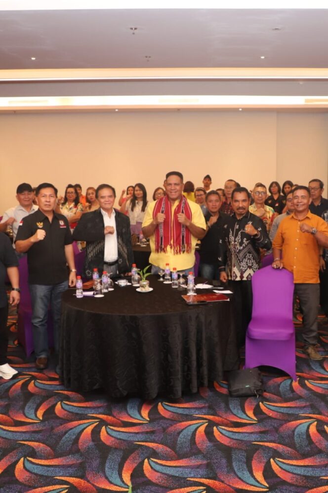 
					Dukungan Terus Mengalir, Paguyuban Kawanua dan Tanimbar Nyatakan Sikap Dukung Paulus Waterpauw