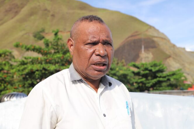 
					Ketua Dewan Adat Papua Wilayah Tabi, Yakonias Wabrar