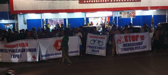 
					Massa Demo  Minta KPU Jangan Diintervensi