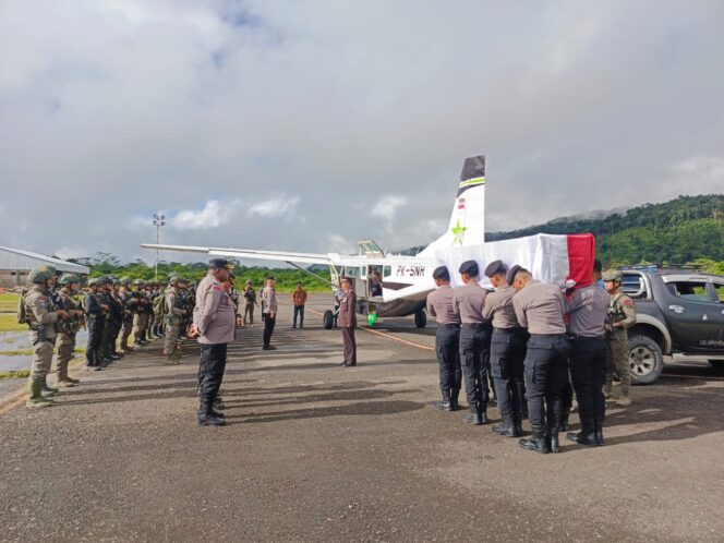 
					Jenazah Brigpol Iqbal Anwar Arif Dilepas di Elelim, Kapolres Yalimo Sampaikan Belasungkawa