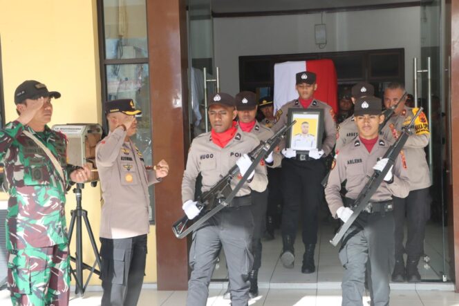
					Upacara Penghormatan Bripka Ronald: Dari Puncak Jaya ke Peristirahatan Akhir di Sentani