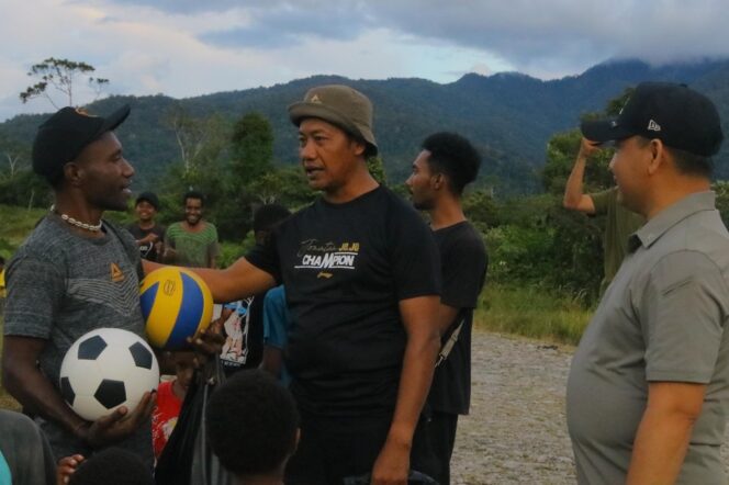 
					Peduli Generasi Muda, Satgas Ops Damai Cartenz Ajak Warga Yalimo Aktif Berolahraga