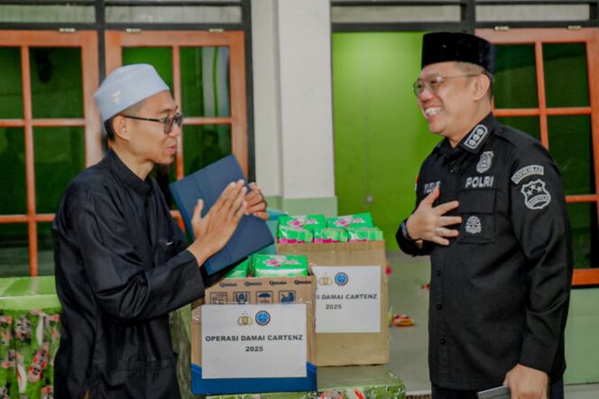 
					Berkah Ramadan: Kasatgas Humas Ops Damai Cartenz-2025 Bagikan Takjil di Masjid Fajrul Islam Jayapura