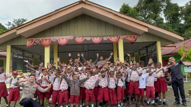 
					Satgas Ops Damai Cartenz Ajak Anak-anak Belajar dan Bermain di Rumah Pintar Mimika