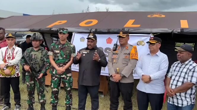 
					Bupati Yahukimo Bantah Isu Keterlibatan TNI-Polri Jadi Guru dan Nakes, Juga Siap Mundur Jika Terbukti