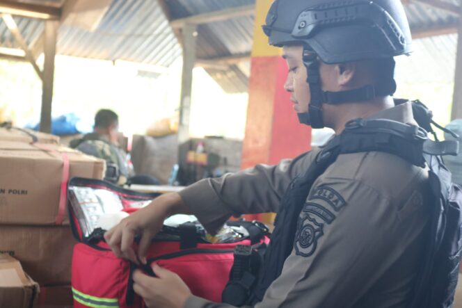 
					Jaga Ketahanan Fisik di Tengah Medan Tugas, Dokter Subsatgas Kesehatan Ops Damai Cartenz Periksa Kesehatan Personel di Yahukimo
