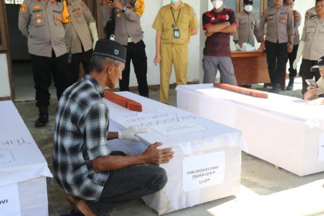 
					Tiga Jenazah Korban KKB Diserahkan kepada Keluarga, Dimakamkan di Dekai karena Pertimbangan Medis