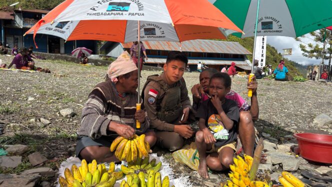 
					Senyum Mama-Mama Papua Saat Bripda. Rafly Personel Ops Damai Cartenz-2025 Ulurkan Payung