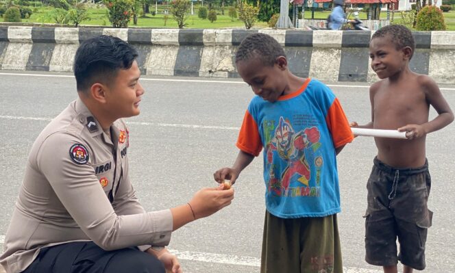 
					Personil Satgas Ops Damai Cartenz-2025 Sambangi Anak-anak Papua
