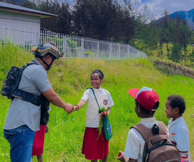 
					Satgas Ops Damai Cartenz Sambangi Anak Sekolah di Ilaga, Perkuat Pendekatan Humanis Jaga Keamanan