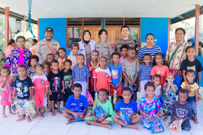 
					Satgas Ops Damai Cartenz Gelar Pengobatan Gratis dan Bagikan Bingkisan di Depapre, Papua
