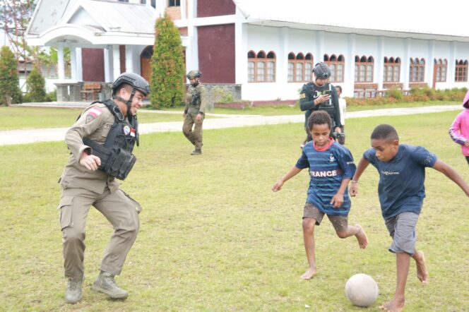
					Wujudkan Keamanan dan Kedekatan dengan Masyarakat, Satgas Ops Damai Cartenz Gelar Patroli dan Kegiatan Humanis di Distrik Pugima