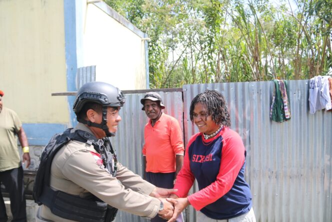 
					Satgas Operasi Damai Cartenz Gelar Kegiatan Humanis dan Bagikan Sembako di Desa Lantipo, Wamena