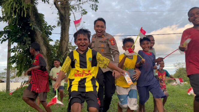 
					Satgas Ops Damai Cartenz Bangun Kedekatan Lewat Bermain Sepak Bola Bersama Anak-Anak Mimika