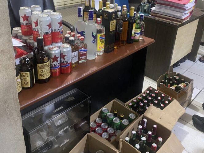
					Berantas Miras Ilegal, Satres Narkoba Polresta Sita Ratusan Botol