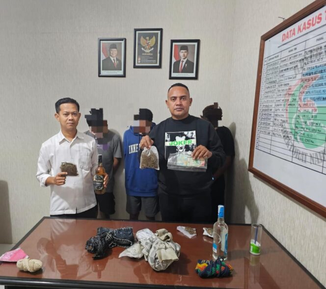 
					Satres Narkoba Polres Merauke Serahkan 3 Tersangka dan  110,23 gram Ganja ke Kejaksaan