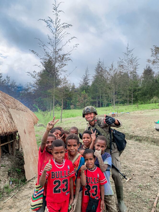 
					Satgas Ops Damai Cartenz 2025 Gelar Patroli dan Bagi Sembako di Distrik Omukia, Puncak Papua Tengah