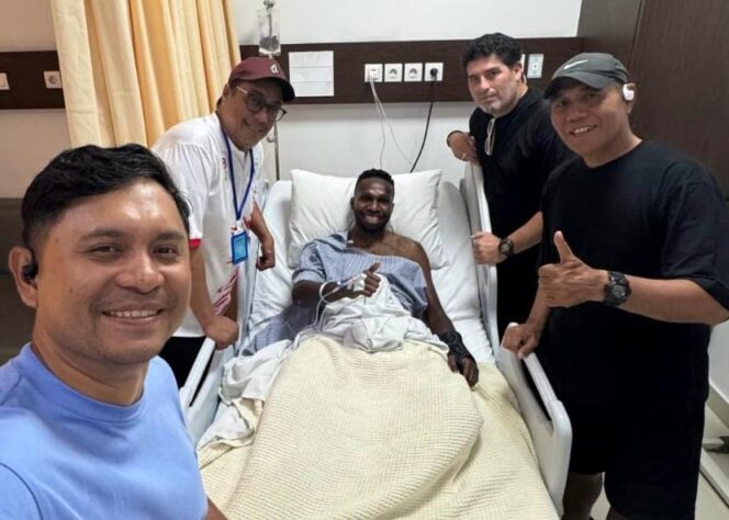 
					Alami Cedera TFCC, Kiper Jhon Pigay Bakal Absen di Tiga Bulan