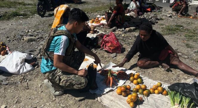 
					Satgas Ops Damai Cartenz Lakukan Sambang dan Bangun Keakraban dengan Mama-Mama di Pasar Mulia Puncak Jaya