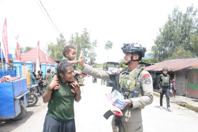
					Satgas Ops Damai Cartenz Jalin Kedekatan Bersama Masyarakat di Pasar Baru Sugapa, Intan Jaya