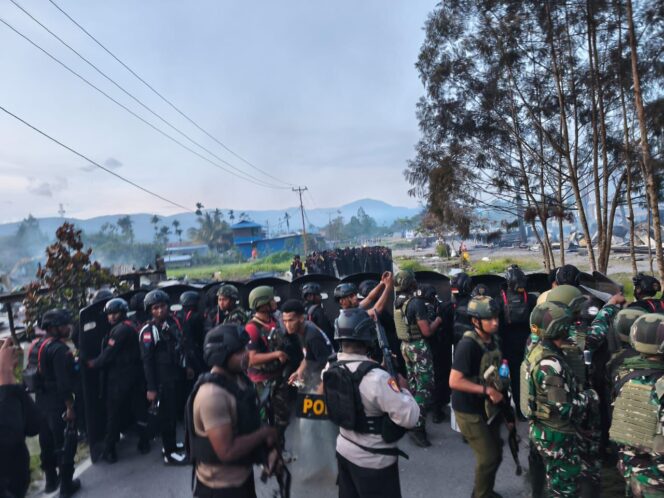 
					Tim Gabungan Berhasil Evakuasi Enam Personel TNI AD