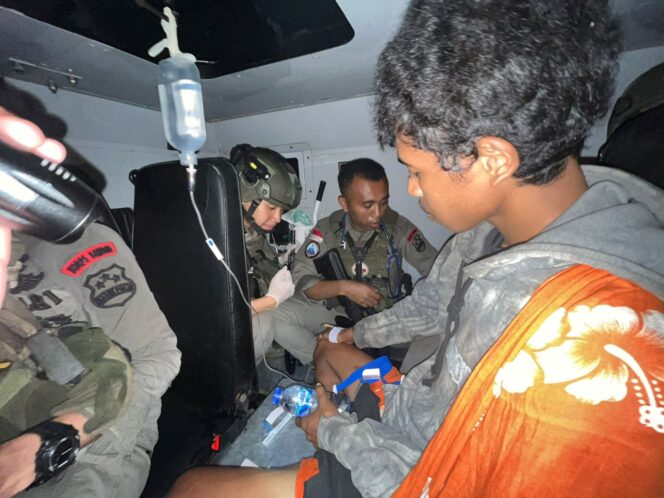 
					Satgas Ops Damai Cartenz Bersama Polres Yahukimo, Brimob Polda Papua dan TNI Berhasil Evakuasi Korban Selamat dan Jenazah Korban Aksi KKB di Seradala, Yahukimo