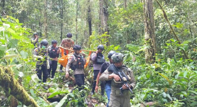 
					Satgas Ops Damai Cartenz, Polres Yahukimo, Brimob, dan TNI Amankan Evakuasi Korban Aksi KKB di Seradala