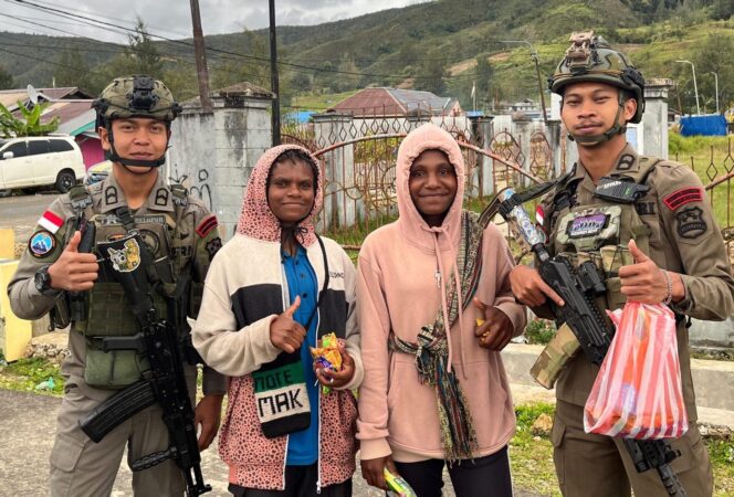 
					Sentuhan Humanis Satgas Ops Damai Cartenz Bersama Anak-Anak di Paniai