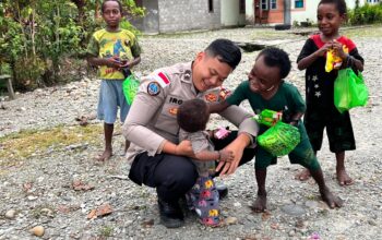 Momen Harmonis Personel Satgas Ops Damai Cartenz Bersama Masyarakat dan Anak-Anak di Mimika
