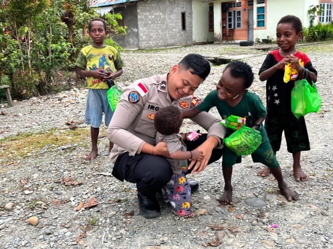 
					Momen Harmonis Personel Satgas Ops Damai Cartenz Bersama Masyarakat dan Anak-Anak di Mimika