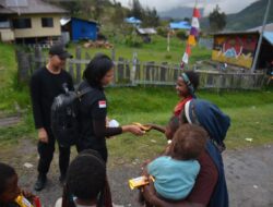 Satgas Ops Damai Cartenz Pererat Hubungan dengan Warga Sinak Lewat Momen Kebersamaan