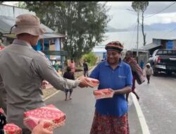 Rayakan HUT Brimob ke-80, Satgas Tindak Sektor Paniai Gelar Bakti Sosial Berbagi Paket Makanan untuk Warga Paniai