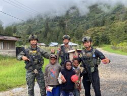 Sentuhan Ceria Damai Cartenz: Aparat Hadir Dekat dengan Anak-Anak Bibida