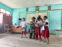 Satgas Damai Cartenz Ajak Pelajar Intan Jaya Tingkatkan Minat Baca