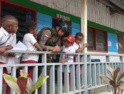 Satgas Damai Cartenz Dorong Literasi Lewat Pembagian Buku di Intan Jaya