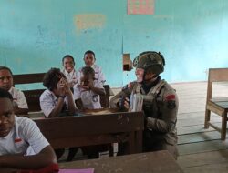 Satgas Ops Damai Cartenz Berbagi Buku Bacaan kepada Anak-Anak Sekolah di Intan Jaya