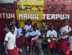 Dekatkan Diri dengan Masyarakat, Satgas Ops Damai Cartenz Adakan Edukasi dan Hiburan untuk Anak-Anak di Puncak Jaya