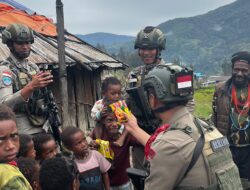 Personel Ops Damai Cartenz Sektor Sinak Beri Mi Instan dan Makanan Ringan Saat Warga Membersihkan Gereja Gingga Baru