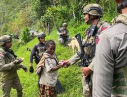 Patroli Humanis Satgas Ops Damai Cartenz di Kampung Apom Kiwirok, Pererat Kedekatan dengan Warga
