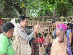 Personel Ops Damai Cartenz Bangun Kedekatan dengan Mama-Mama Papua Lewat Belanja UMKM