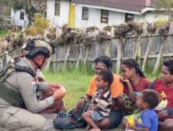 Pendekatan Humanis Satgas Damai Cartenz di Sinak, Personel Berbagi Makanan Ringan kepada Masyarakat