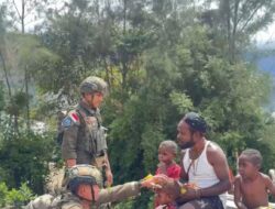 Kehadiran Negara Terasa di Sinak: Warga Sambut Hangat Aksi Humanis Satgas Damai Cartenz