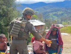 Dari Interaksi Sederhana Terbangun Kepercayaan: Satgas Damai Cartenz Dekatkan Diri dengan Warga Sinak