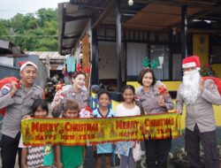 Satgas Humas Ops Damai Cartenz Bagikan Bingkisan Natal kepada Anak-anak di Jayapura