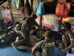 Respons Cepat Operasi Damai Cartenz 2026, Personel Sektor IV Evakuasi Warga Sakit di Puncak Jaya