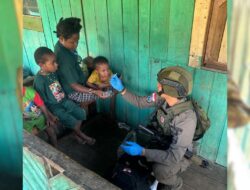 Di Balik Tugas Pengamanan, Brimob Hadir Menyembuhkan dan Menguatkan Warga Sinak