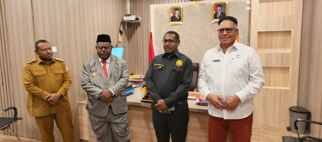 
					Guberner Elisa Kambu Apresiasi Kunjungan KEP Untuk Lihat Langsung Pelaksanaan Program Presiden