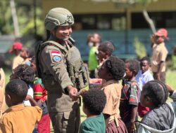 Polisi Hadir sebagai Sahabat Belajar, Anak-Anak Puncak Jaya Temukan Semangat di Ruang Kelas