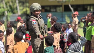 Polisi Hadir sebagai Sahabat Belajar, Anak-Anak Puncak Jaya Temukan Semangat di Ruang Kelas